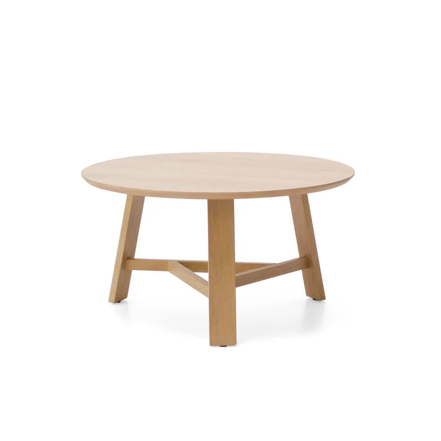 Mesa auxiliar Melani 01 girada con una pata en primer plano, que muestra el travesaño en Y que une las tres patas
