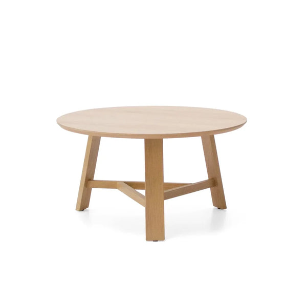 Mesa auxiliar Melani 01 girada con una pata en primer plano, que muestra el travesaño en Y que une las tres patas