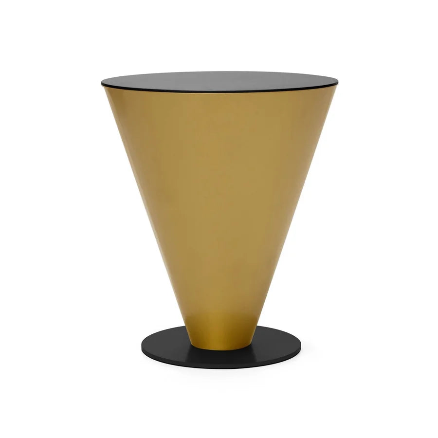 Mesa auxiliar Peonza 01 de Casual Solutions, cono invertido en metal dorado —acabado de personalización— con sobre lacado en negro, vista de frente