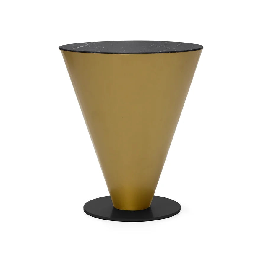 Mesa auxiliar Peonza 01 en metal dorado con sobre lacado negro veteado, sobre fondo blanco