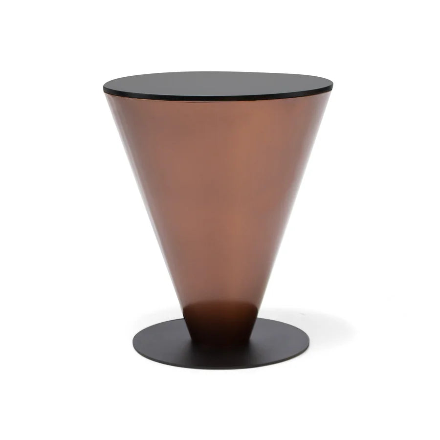 Mesa auxiliar Peonza 01 con el cono en acabado cobre y el sobre lacado en negro