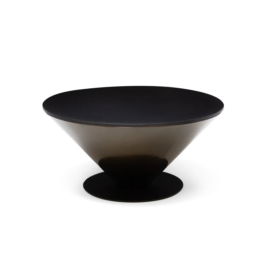 Mesa auxiliar Peonza 02 de Casual Solutions, cono bajo en acabado bronce —los metales de color son personalización— con sobre lacado negro, vista de frente
