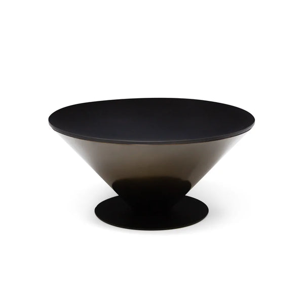 Mesa auxiliar Peonza 02 de Casual Solutions, cono bajo en acabado bronce —los metales de color son personalización— con sobre lacado negro, vista de frente