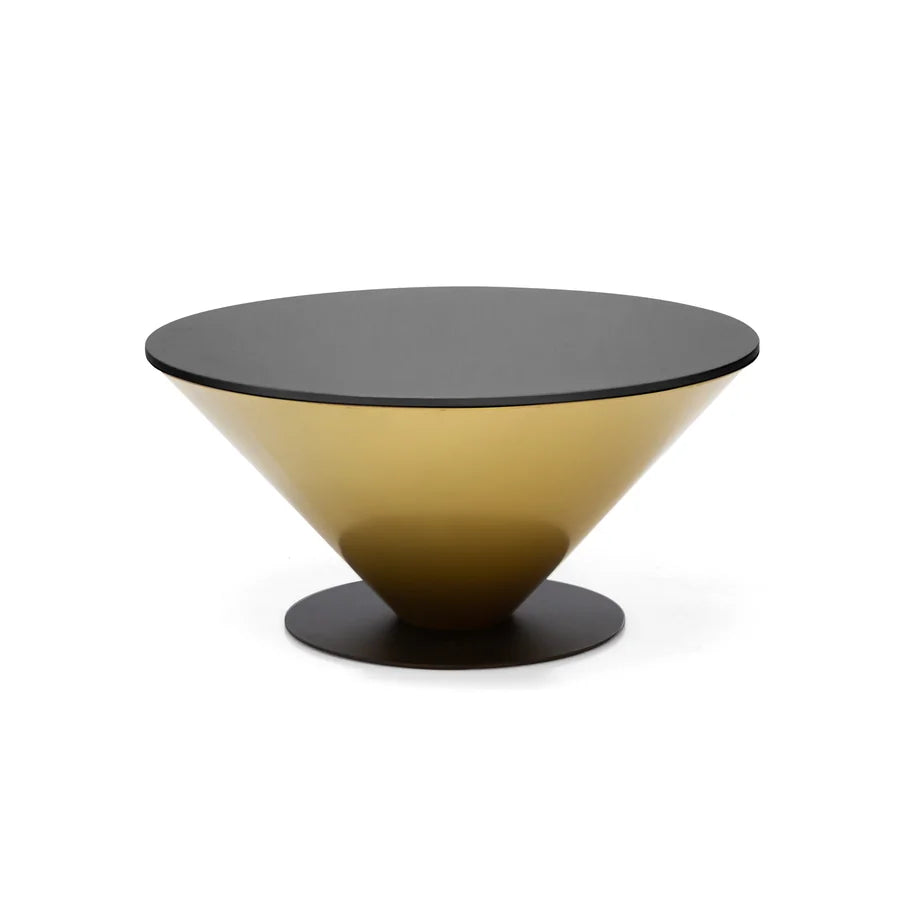 Mesa auxiliar Peonza 02 en metal dorado con sobre lacado negro, sobre fondo blanco