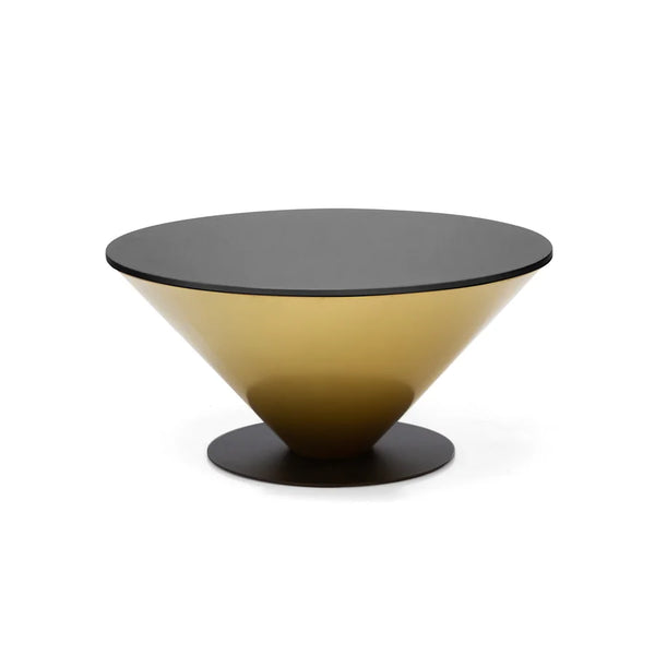 Mesa auxiliar Peonza 02 en metal dorado con sobre lacado negro, sobre fondo blanco
