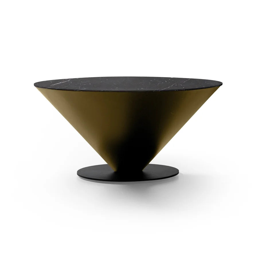 Mesa auxiliar Peonza 03 en metal dorado —acabado de personalización— con sobre lacado negro veteado