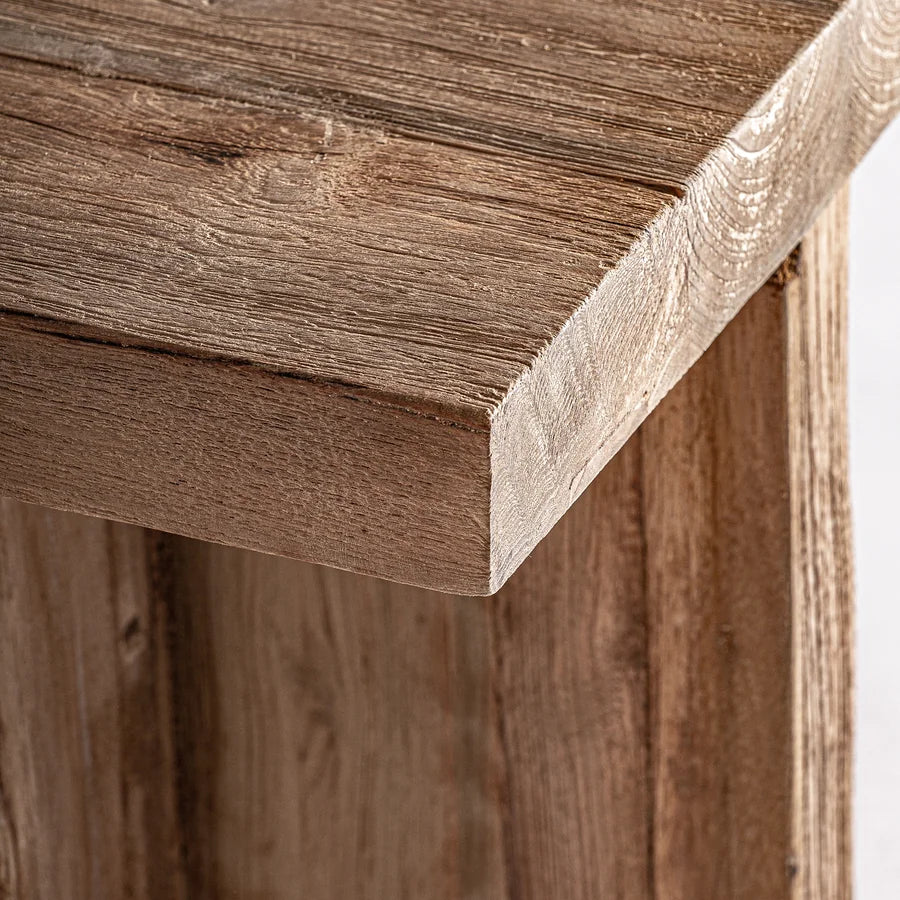 Detalle de la esquina del tablero de la Mesa Auxiliar Pure, de 5 cm de grosor