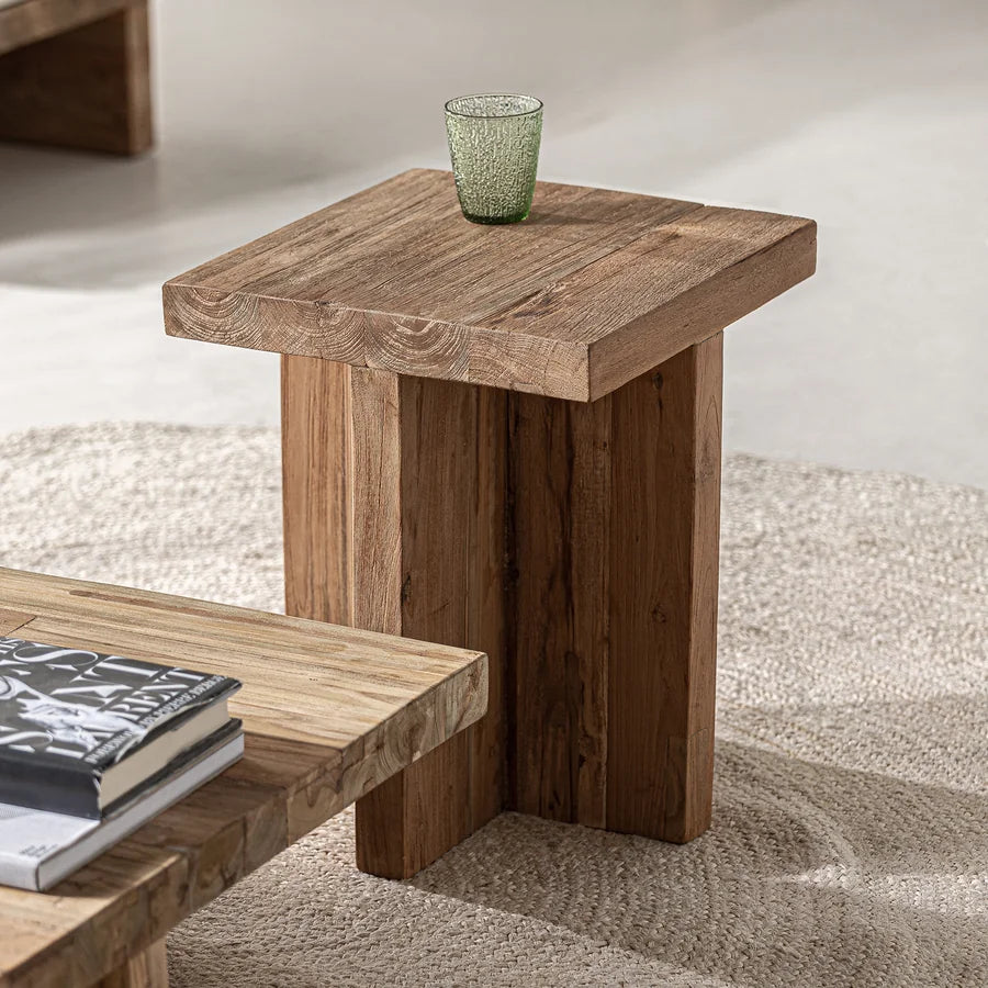 Mesa Auxiliar Pure junto a una mesa de centro, sobre alfombra de fibra natural