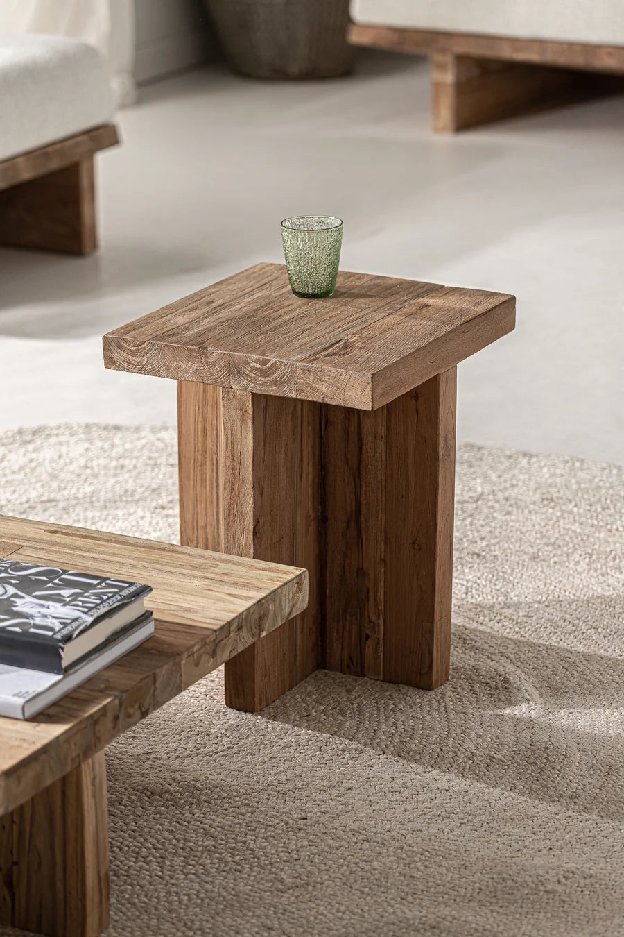 Mesa Auxiliar Pure en un salón, entre el sofá y la mesa de centro