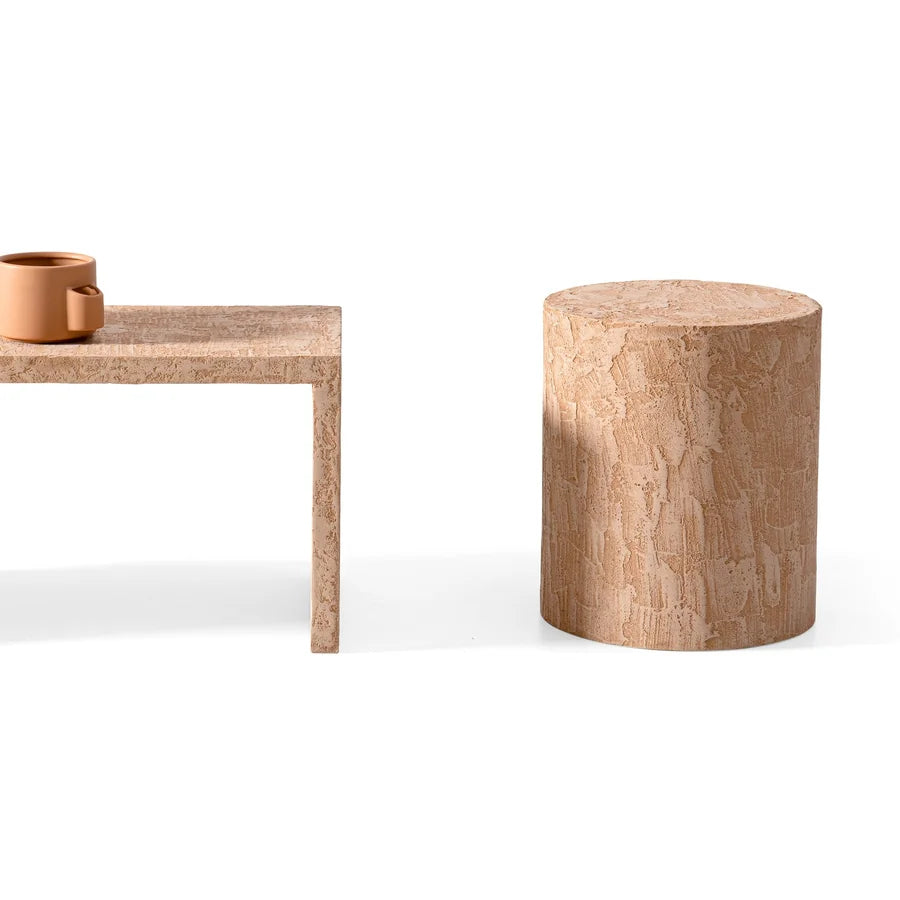 Mesa auxiliar Terra Cilindro junto a la mesa Terra Cubo de la misma colección, que sirve de referencia de tamaño — el Cubo y la taza no van incluidos