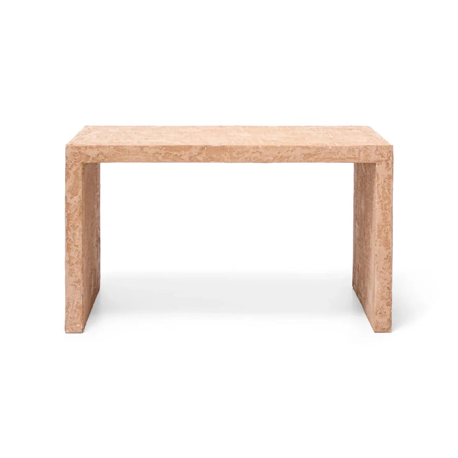Mesa Auxiliar Terra Cubo de Casual Solutions en acabado Ecomadera Terracota, vista frontal, con los dos costados enteros y el tablero continuo encima