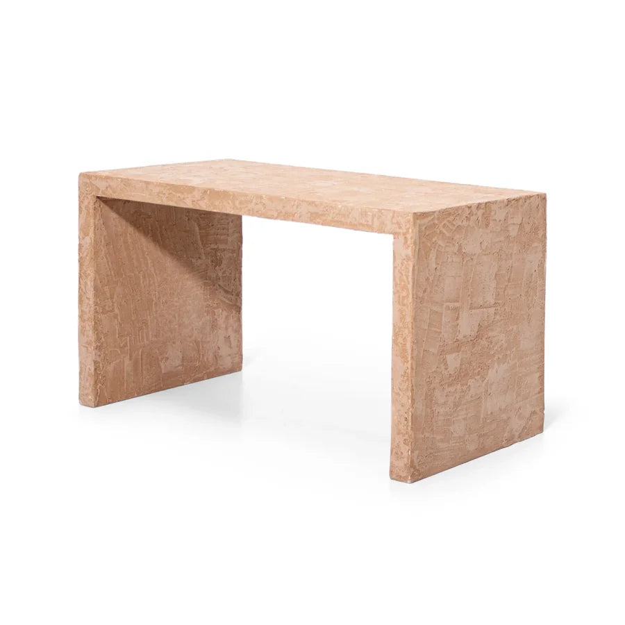 Mesa Auxiliar Terra Cubo vista en tres cuartos, que muestra el veteado del acabado Terracota y el canto de los costados