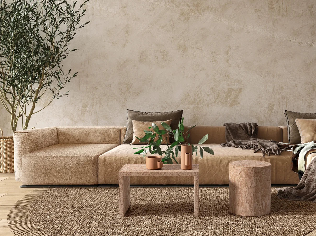 Mesa Auxiliar Terra Cubo usada como mesa de centro en un salón, delante de un sofá beige y sobre alfombra de fibra natural