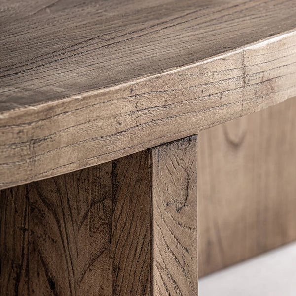 Detalle del canto de 5 cm del tablero de la Mesa de Centro Norvik y su encuentro con la base