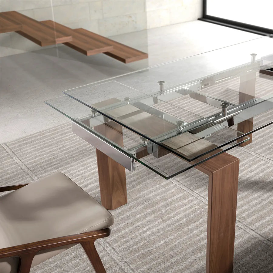 Detalle del extensible de la Mesa 1007 desplegado, al mismo nivel que la tapa, con el perfil pulido del cristal y la guía cromada