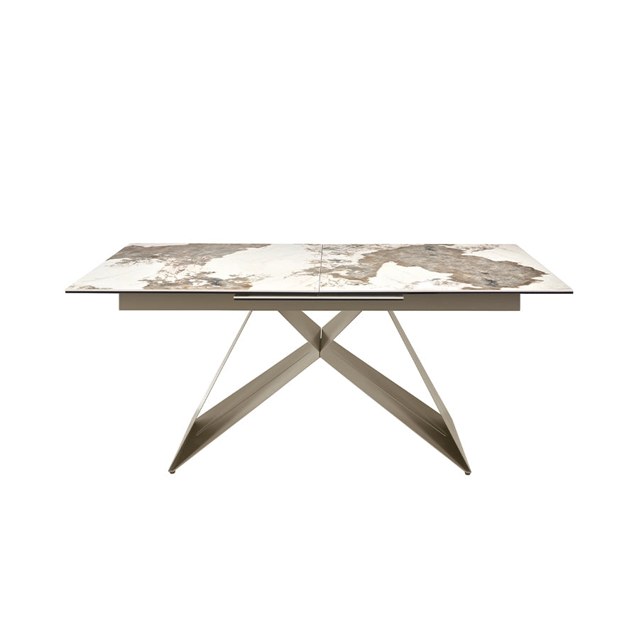 Mesa de Comedor Extensible 1114 cerrada, vista de frente, con la junta central del tablero y el canto de 1,5 cm rematado por la línea del cristal negro