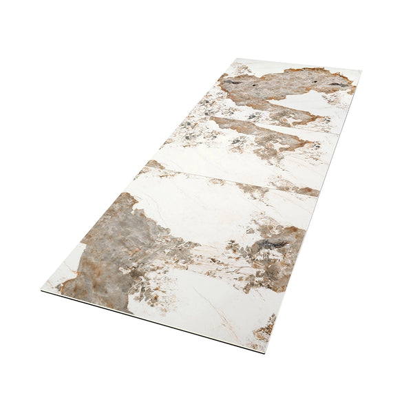 Detalle de la tapa de la Mesa 1114 extendida: mármol porcelánico blanco con vetas en tonos tierra y acabado brillo