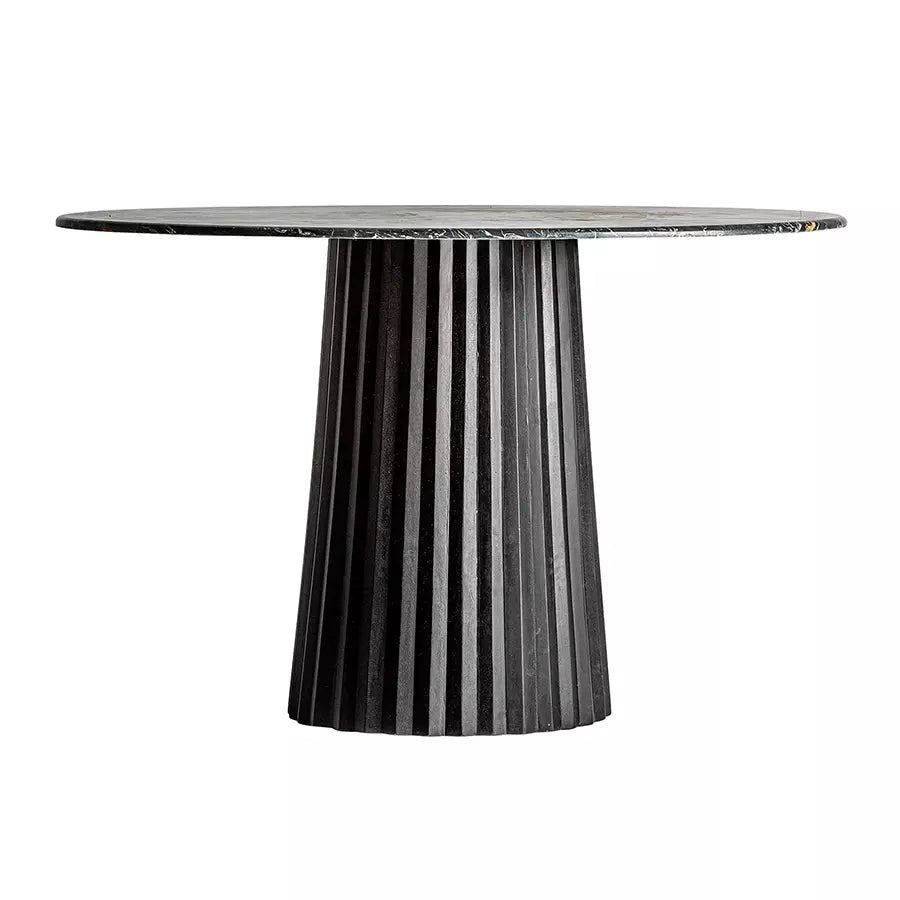 Mesa de comedor Plissé Wood en acabado negro, con tablero de mármol negro veteado, vista de frente