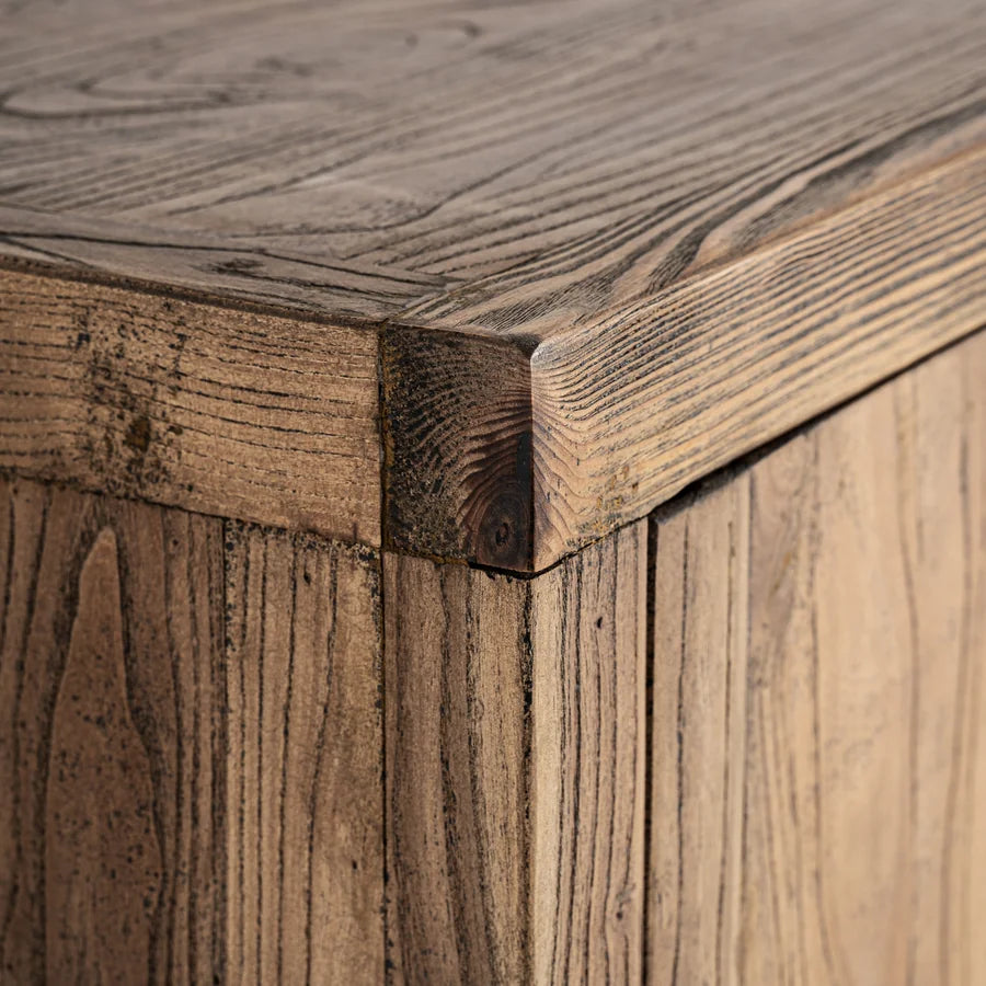 Esquina superior del Mueble TV Norvik, con el ensamble de la tapa y los nudos de la madera