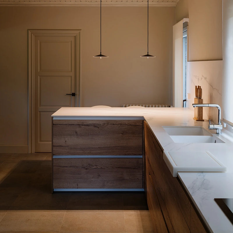 Cocina equipada con taburetes, menaje y pequeño electrodoméstico