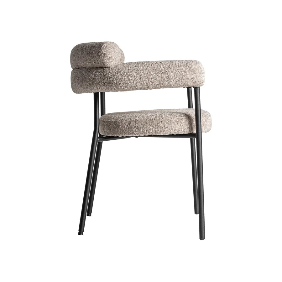 Perfil de la Silla Albula, con las patas de acero negro y el asiento a 48 cm del suelo
