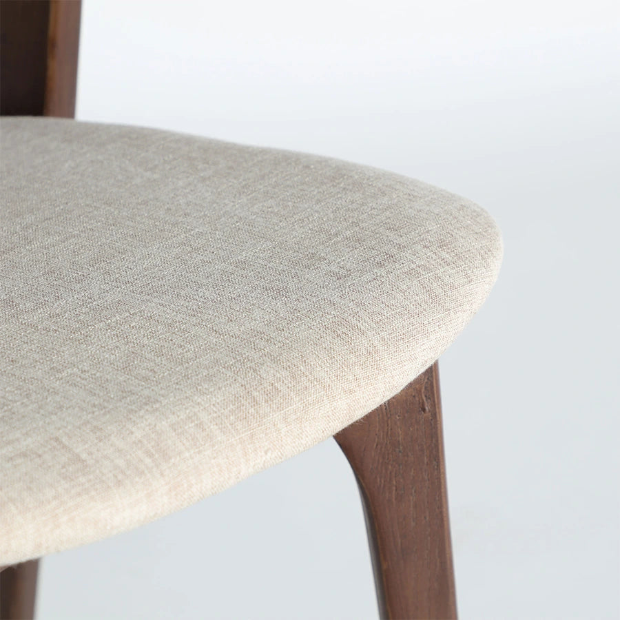 Detalle del asiento tapizado en lino beige de la Silla Artix