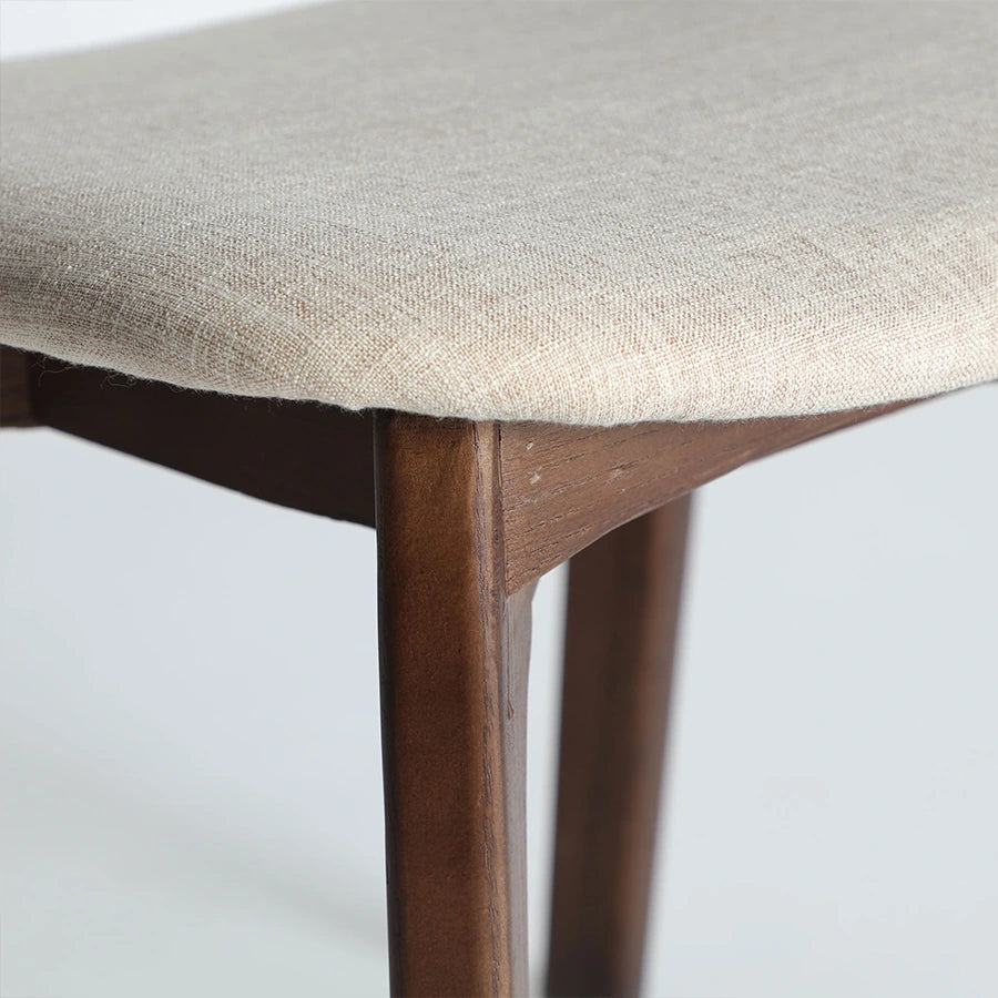Detalle del asiento tapizado en lino beige de la Silla Artix