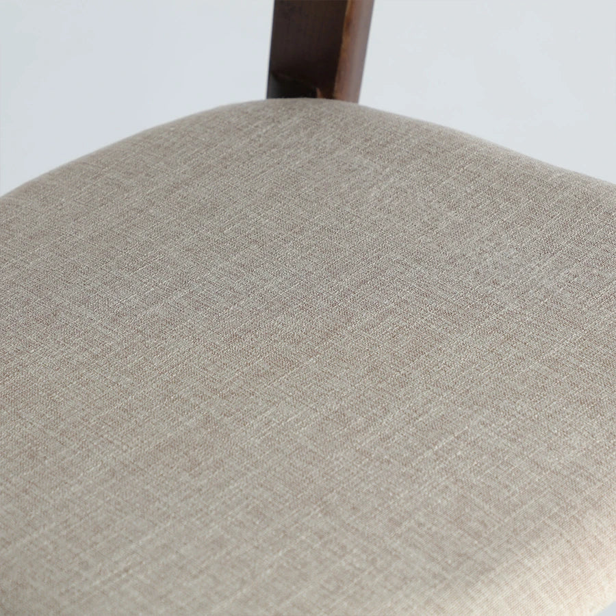 Detalle del asiento tapizado en lino beige de la Silla Artix