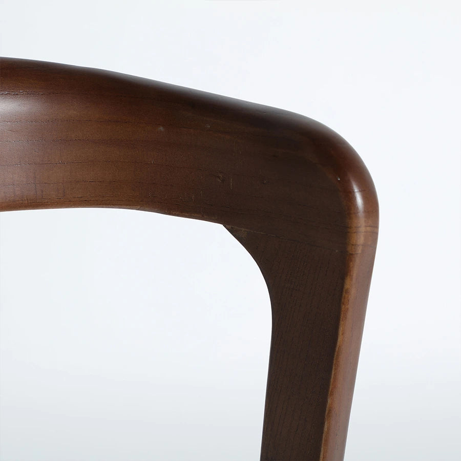 Silla Artix, vista del respaldo curvado de madera