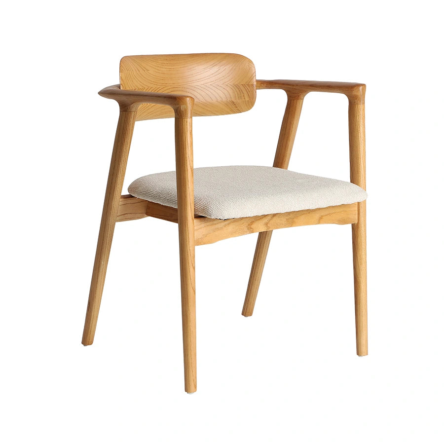 Silla Eriswil de KODU Home Design, silla de comedor de madera de olmo con reposabrazos y asiento tapizado en crema