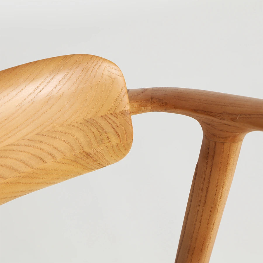 Detalle del respaldo de madera curvado