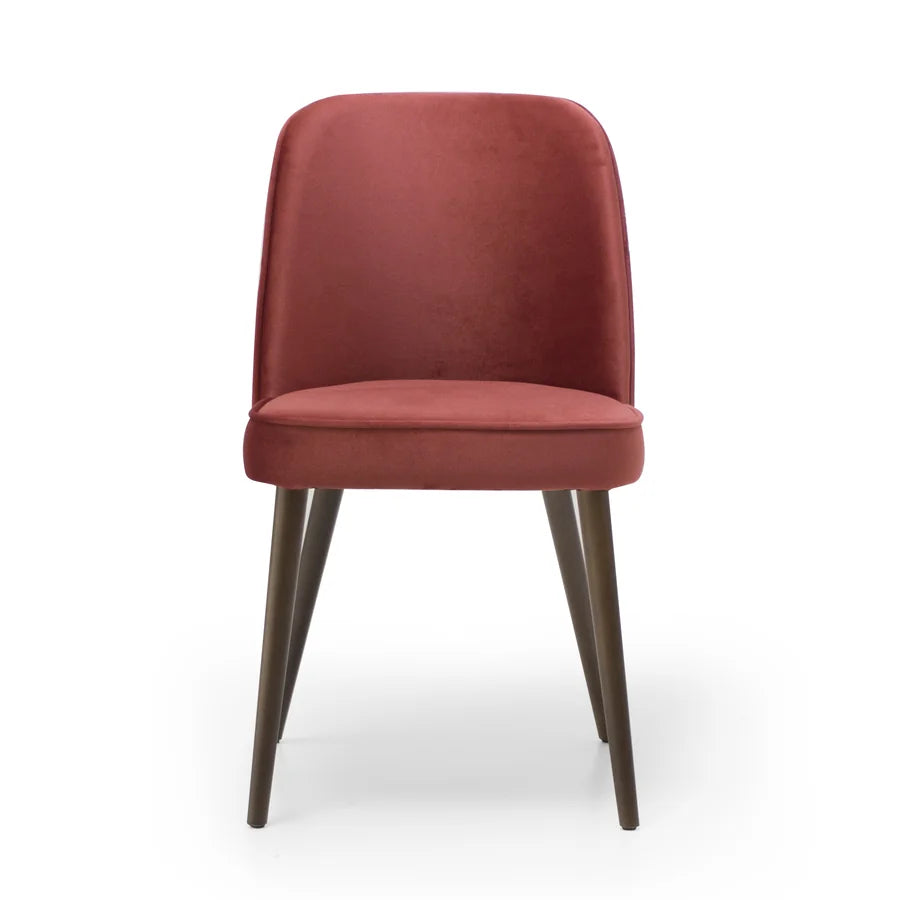 Silla Paulina Basic Cerrada de Casual Solutions tapizada en terracota, con patas de haya en tono nogal, vista de frente