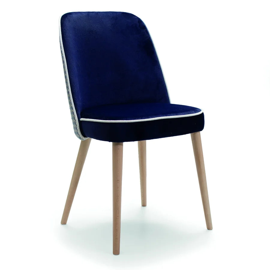 Silla Paulina Basic Cerrada en azul marino con las patas en haya natural, vista en tres cuartos