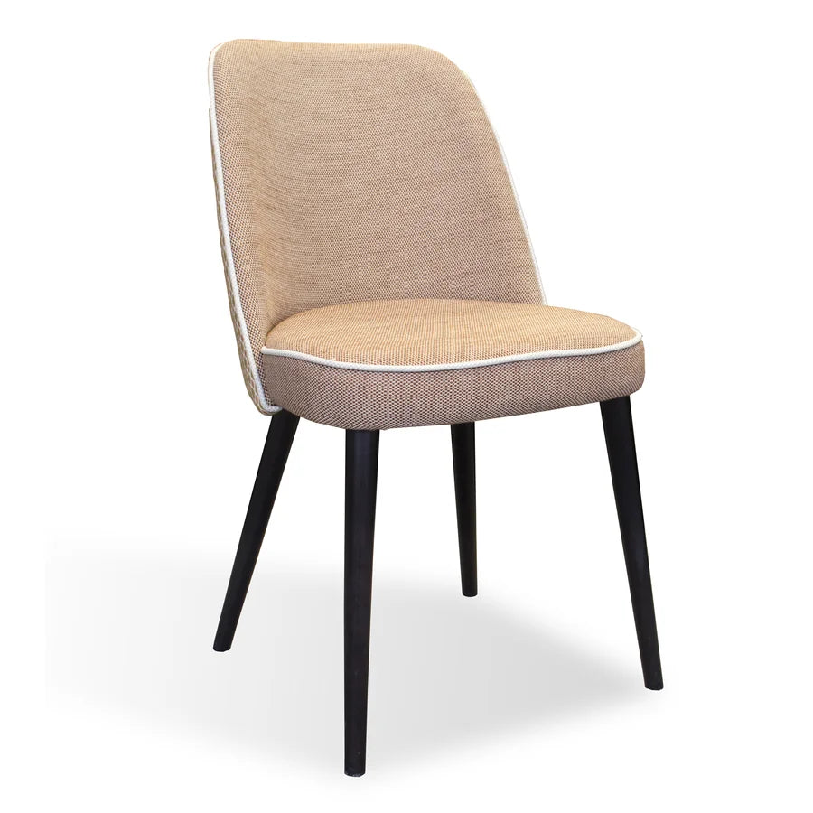 Silla Paulina Basic Cerrada tapizada en arena con las patas lacadas en negro, vista en tres cuartos
