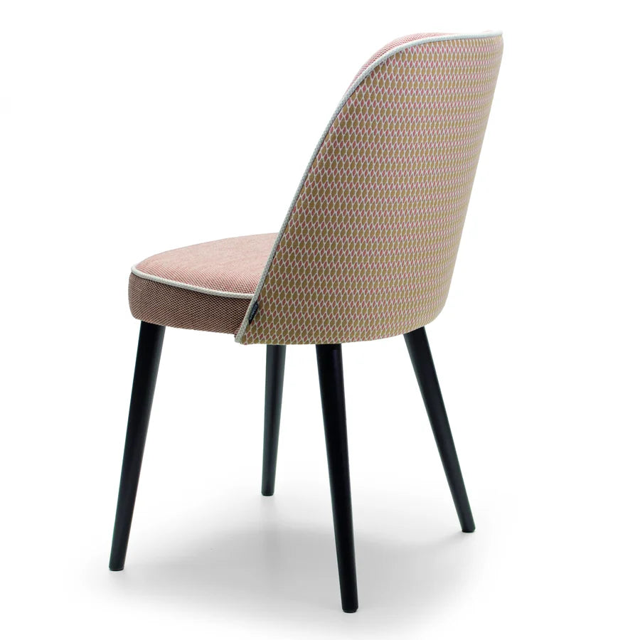 Silla Paulina Basic Cerrada en rosa, con la trasera del respaldo en un tejido estampado distinto
