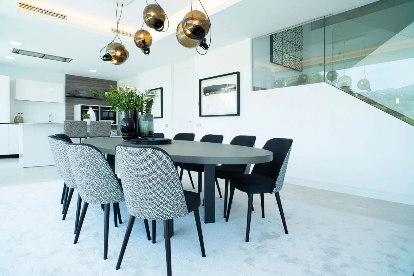 Varias sillas Paulina Basic Cerrada alrededor de una mesa de comedor en un proyecto de interiorismo