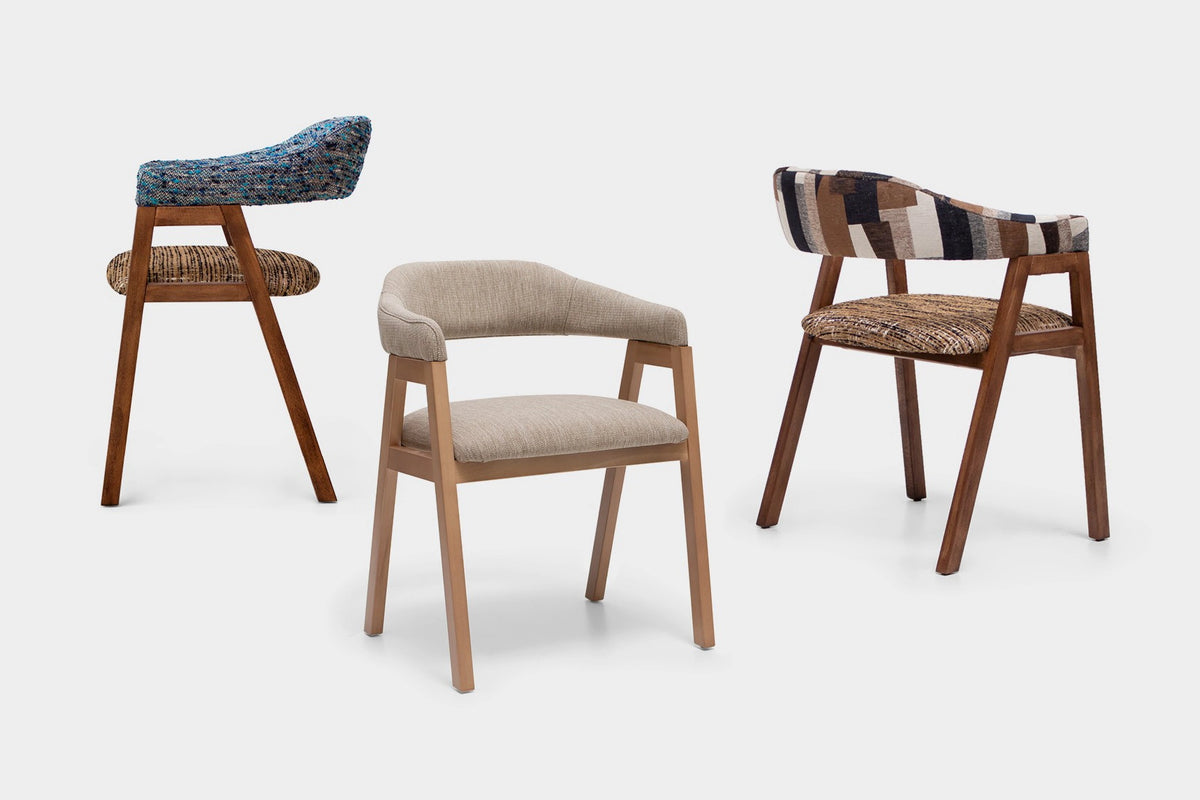 silla vee casual solutions ifdesign store 013 — tres unidades con acabados de madera y tapizados distintos, vistas de perfil, de frente y en tres cuartos