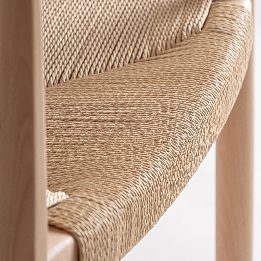 Detalle del asiento de cuerda trenzada beige y la madera de haya de la Silla Weiler 37682