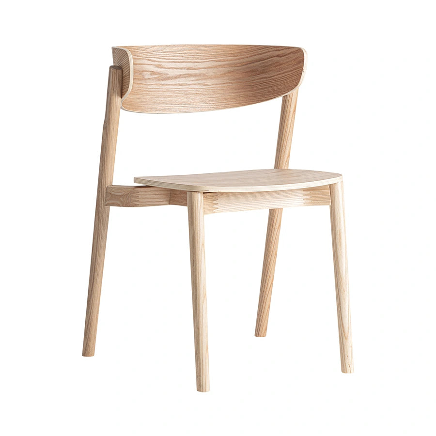 Silla Weiler de KODU Home Design, silla de comedor nórdica en madera de tono natural con respaldo curvado