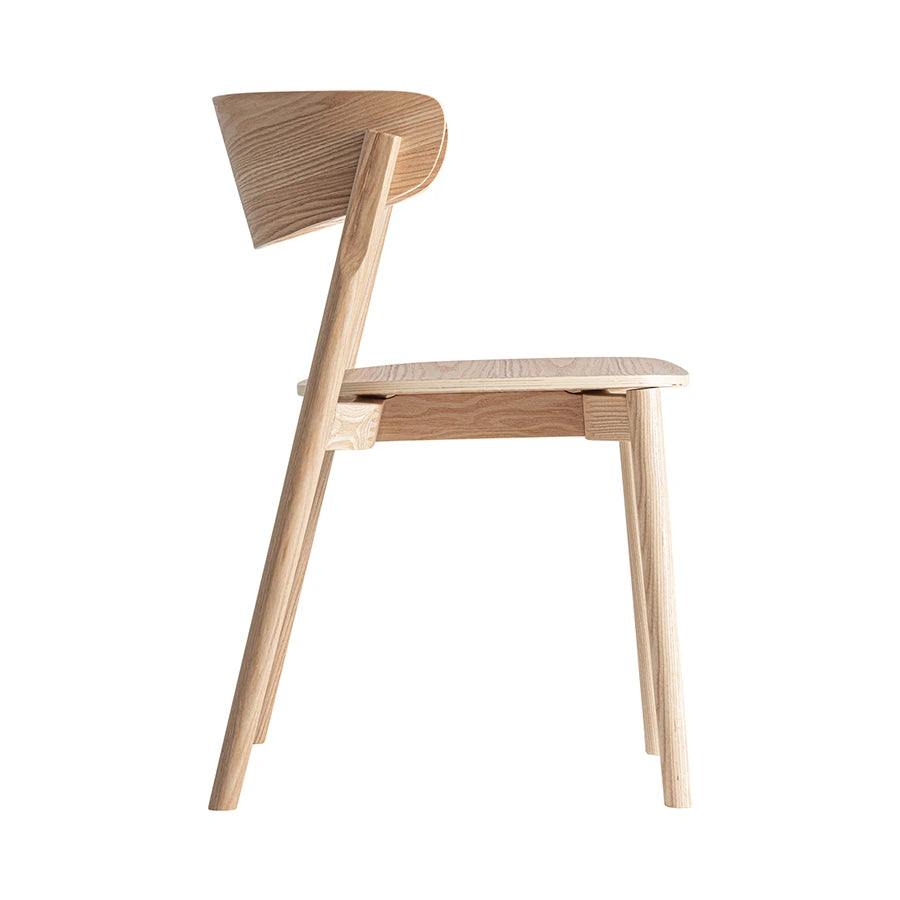 Silla Weiler, vista lateral de la silueta ligera y las patas de madera