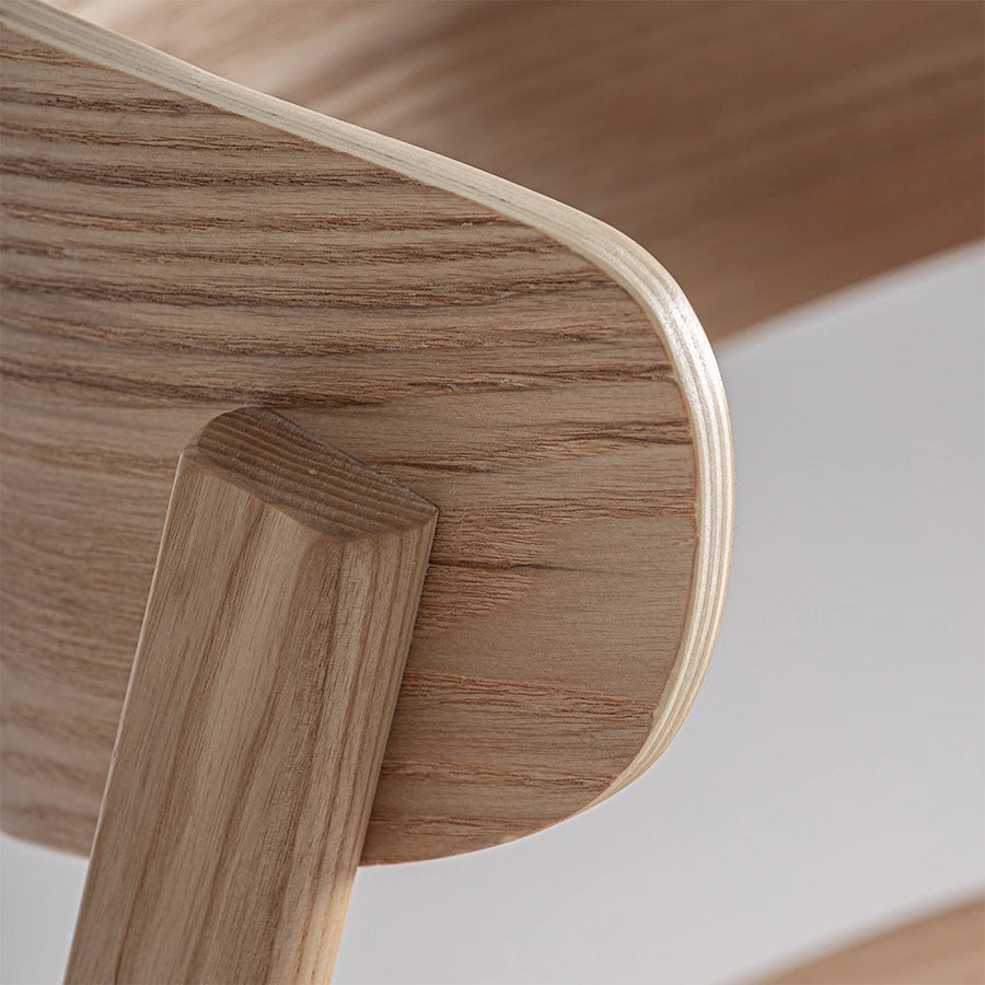 Detalle de la madera y el respaldo curvado de la Silla Weiler