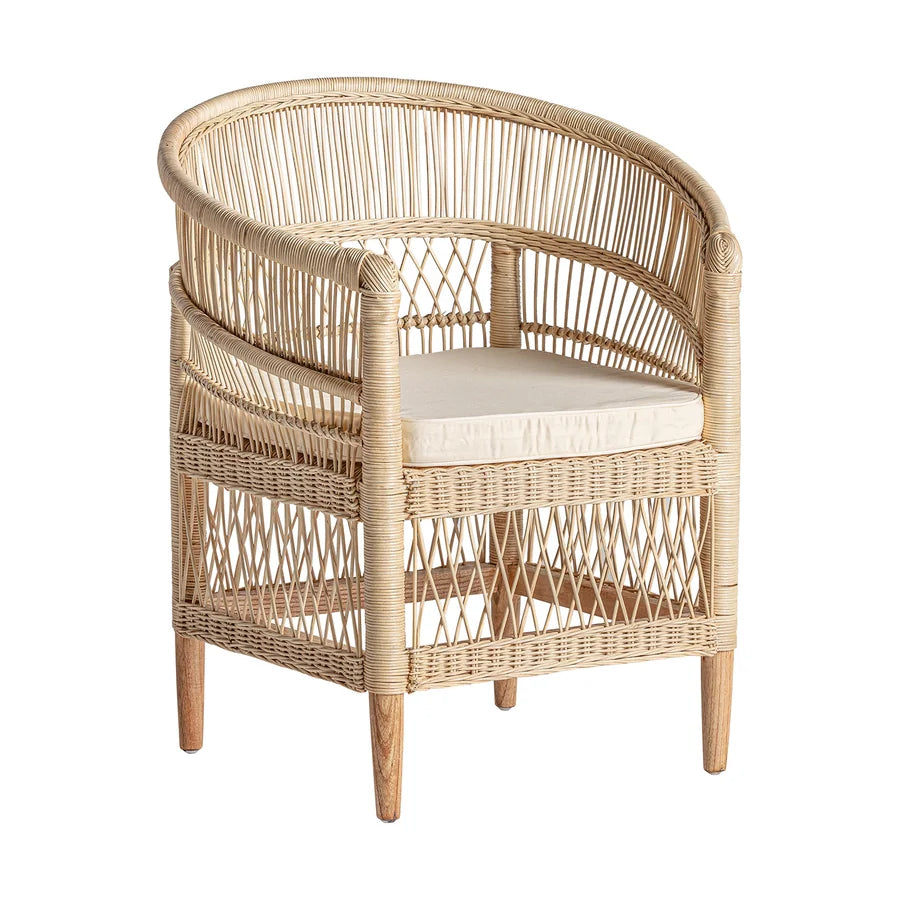 Sillón Elna de ratán y madera de mindi de Vical Home, visto en ángulo