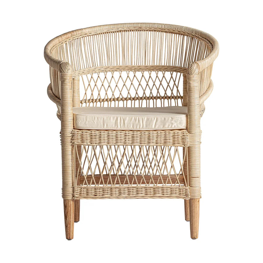Sillón Elna de Vical Home en ratán, visto de frente con su cojín de algodón