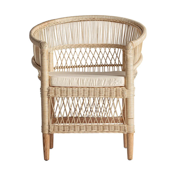 Sillón Elna de Vical Home en ratán, visto de frente con su cojín de algodón