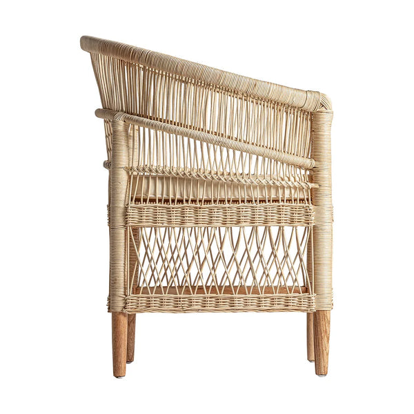 Sillón Elna visto de perfil, con el respaldo curvo y las patas de madera de mindi