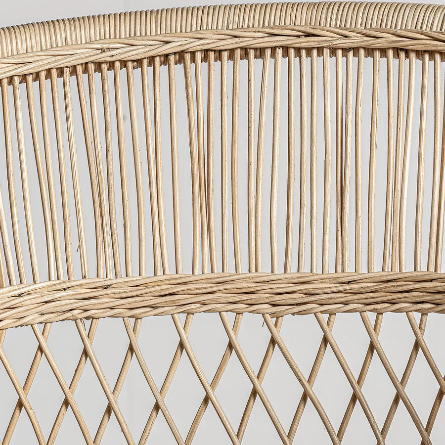 Detalle del respaldo del Sillón Elna: varillas verticales, cordón trenzado y celosía de rombos