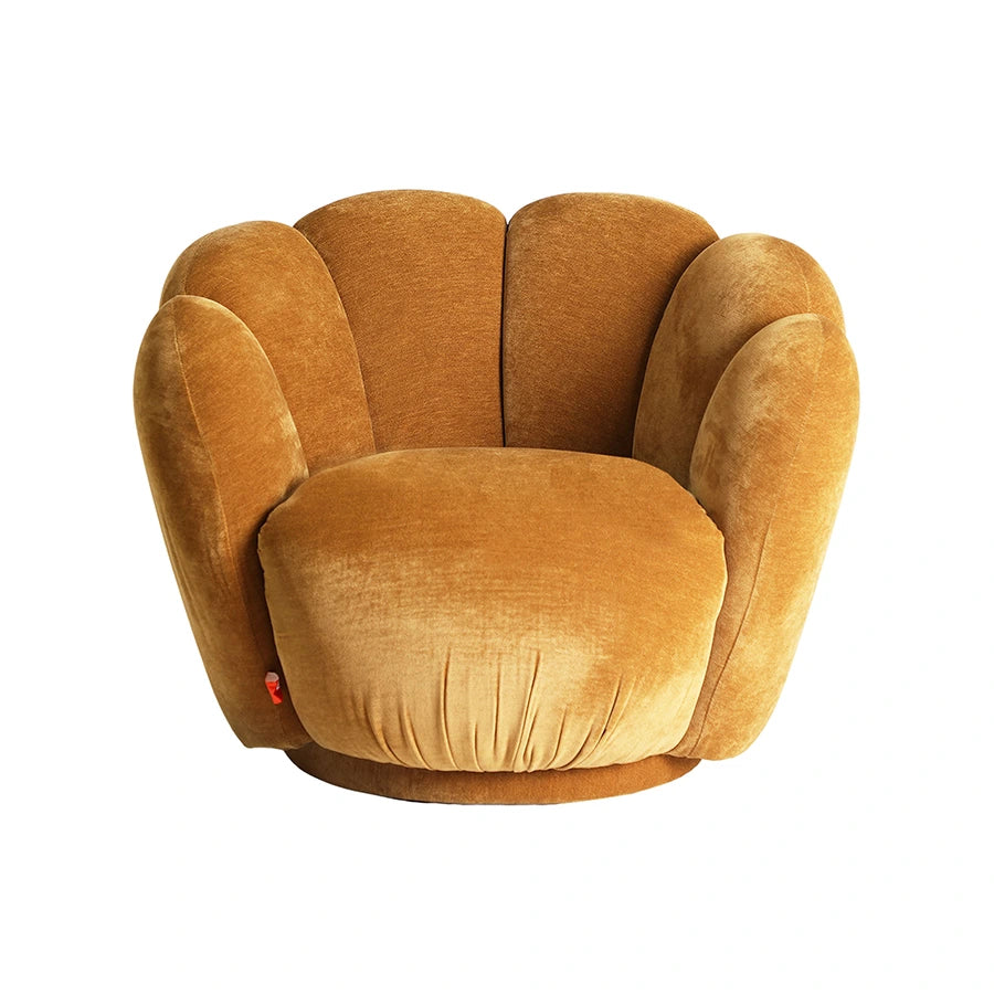 Sillón Stainz, vista frontal del asiento mullido y los reposabrazos envolventes