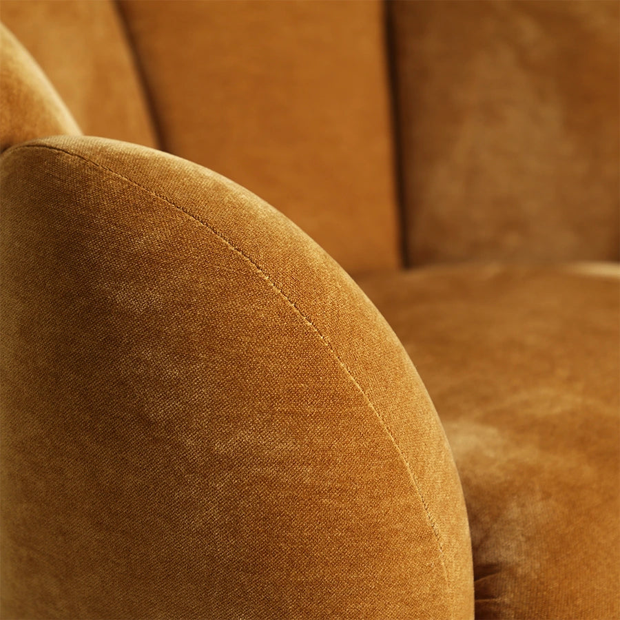 Detalle del tapizado en terciopelo ocre del Sillón Stainz