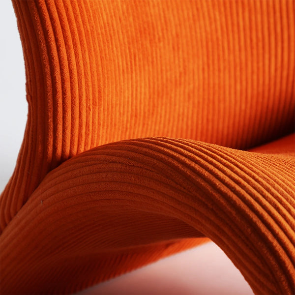Sillón Vianne en gris en un rincón de lectura (foto de ambiente)