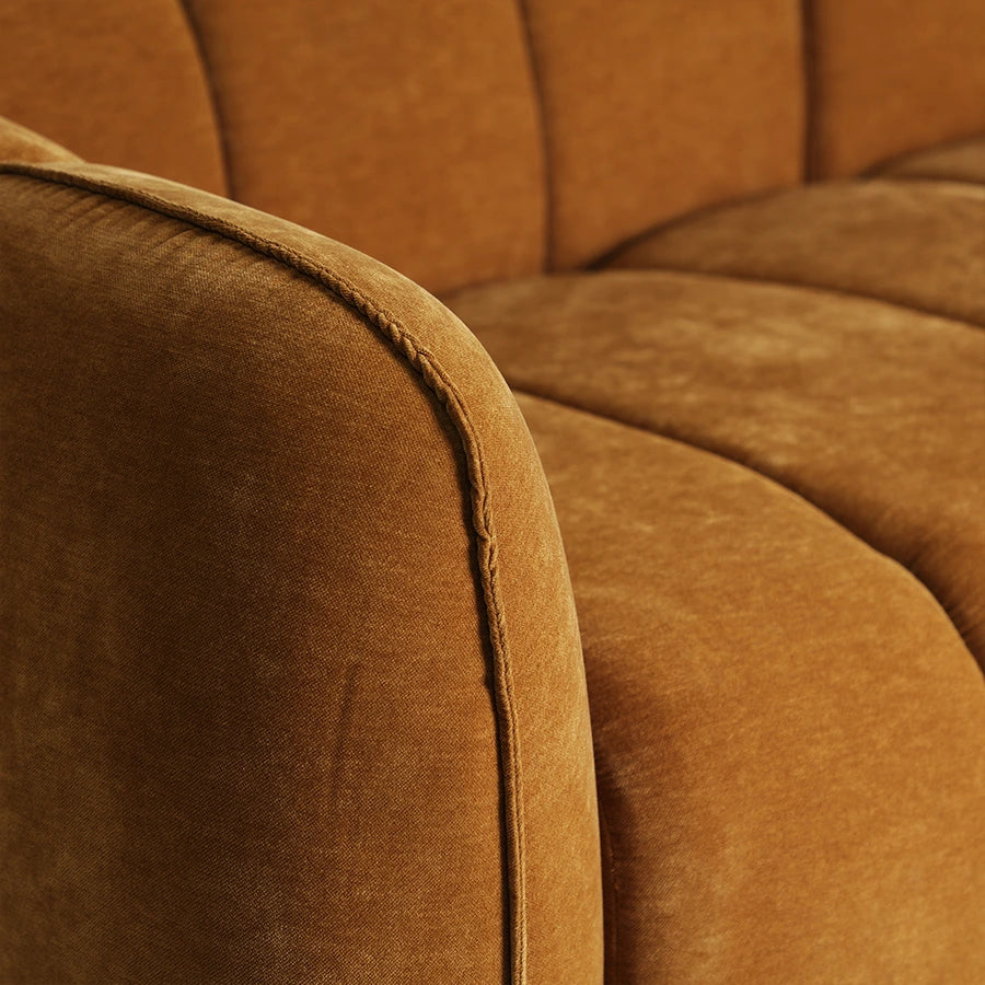 Detalle del tapizado acanalado en terciopelo ocre del Sofá Modular Zalec